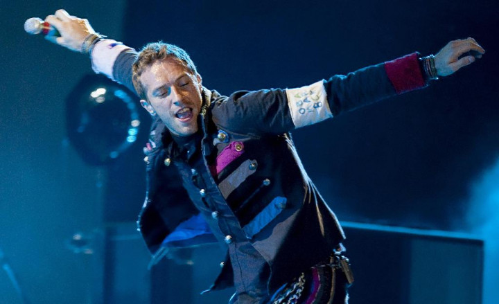 Ingin Dibuatkan Lagu, Jolie 'Culik' Chris Martin
