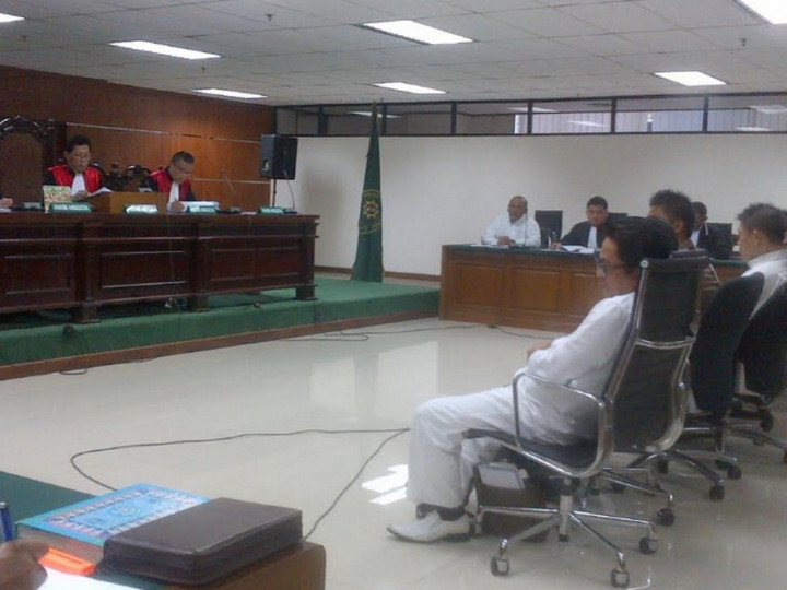 Jadi Saksi di Pengadilan Tipikor, Bos Koran Riau Tampil Nyentrik