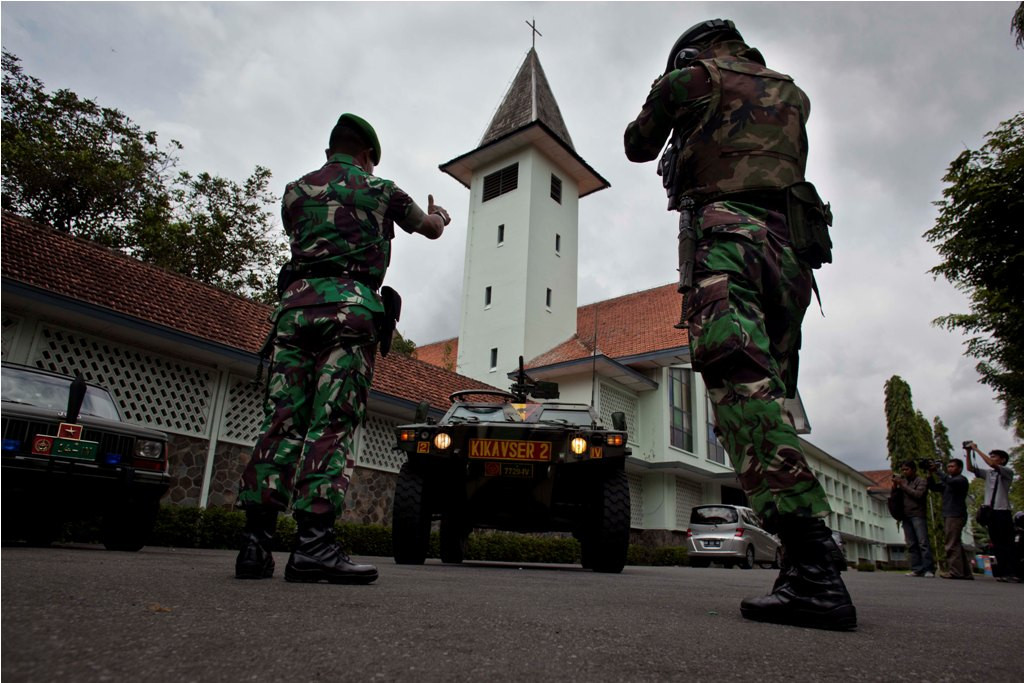 Pasukan TNI AD melakukan gladi pengamanan perayaan Natal di Gereja Katolik Keluarga Hati Kudus Banteng, Sleman, Yogyakarta, Minggu (23/12/2012). ANT/Sigid Kurniawan