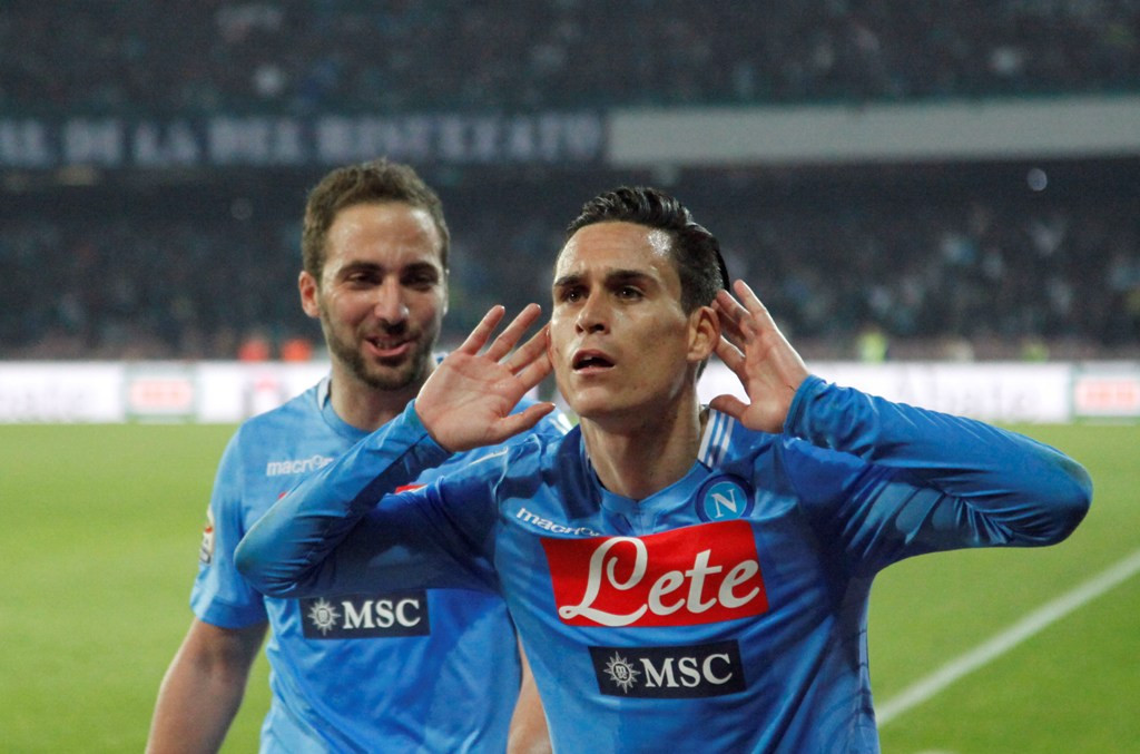 Callejon dan Higuain saat mengalahkan Juventus pada pertemuan terakhir (Carlo Hermann/AFP)