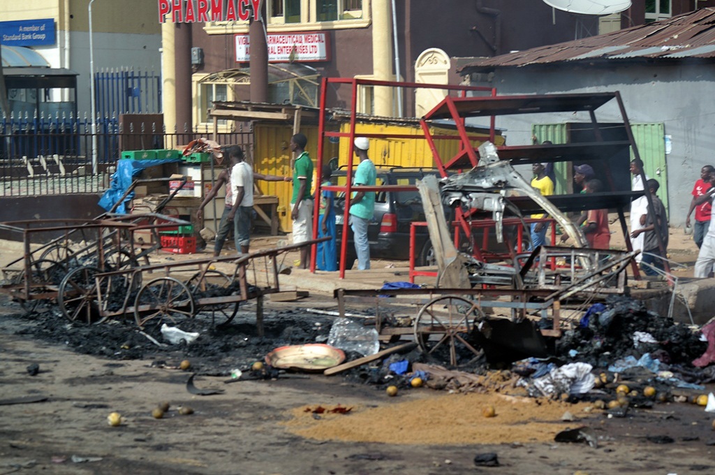Warga berada di lokasi ledakan bom di Kaduna, Nigeria - AFP