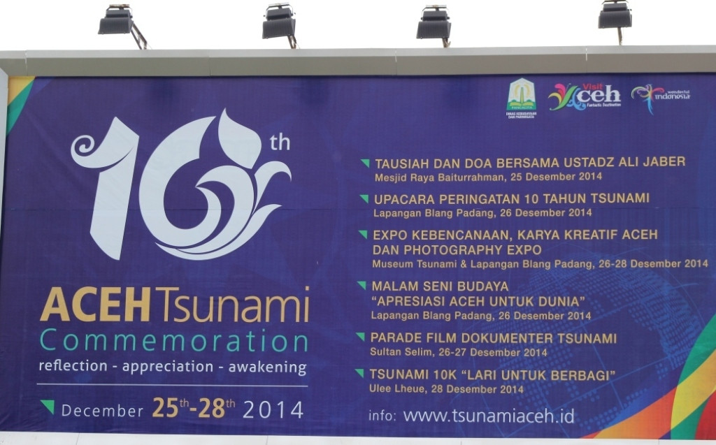 Baliho renungan 10 tahun tsunami terpampang di Bandara Internasional Sultan Iskandar Muda, Banda Aceh, Aceh, Selasa (23/12/2014). MI/Amiruddin Abdullah Reubee