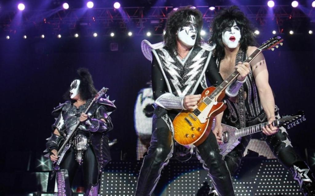 Kiss in hell. Томми тайер Kiss. Kiss Band пол Стэнли поцелуй. Paul Stanley. Пол Стэнли статуэтки.