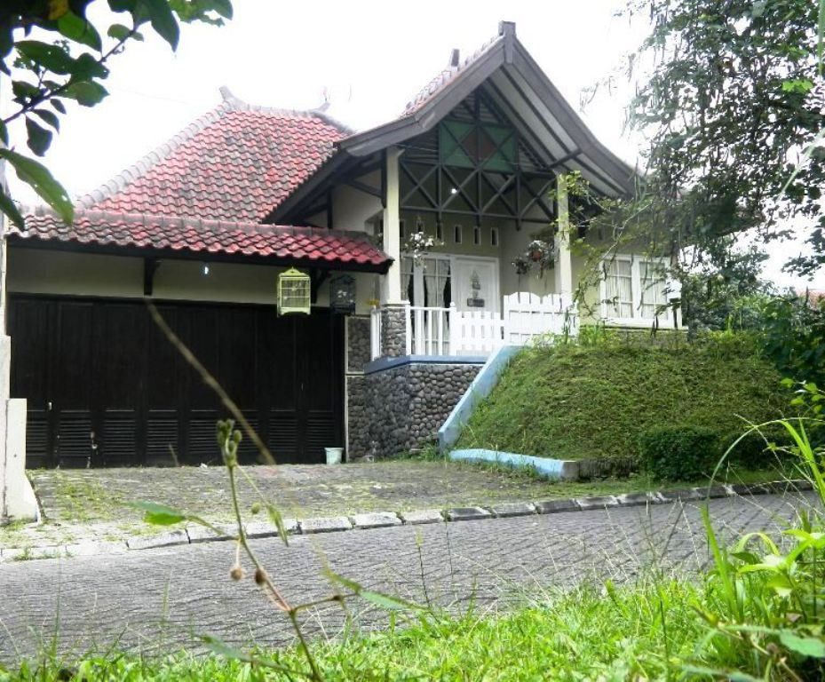 Rumah kontrakan terpidana kasus pajak senilai Rp25 miliar, Gayus Holomoan Tambunan, memiliki rumah kontrakan mewah di Blok Nomor 1 Tamansari Bukit Bandung, Kota Bandung, Jabar--MI/Eriez 