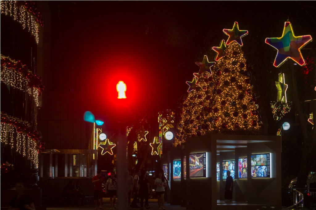 Dekorasi Natal dari lampu dan aksesoris lainnya menghiasi Orchard Road, Singapura, Senin (22/12/2014). ANT/Rosa Panggabean