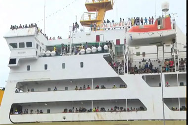 Bandara Babullah Ditutup, Warga Serbu Pelabuhan Ternate