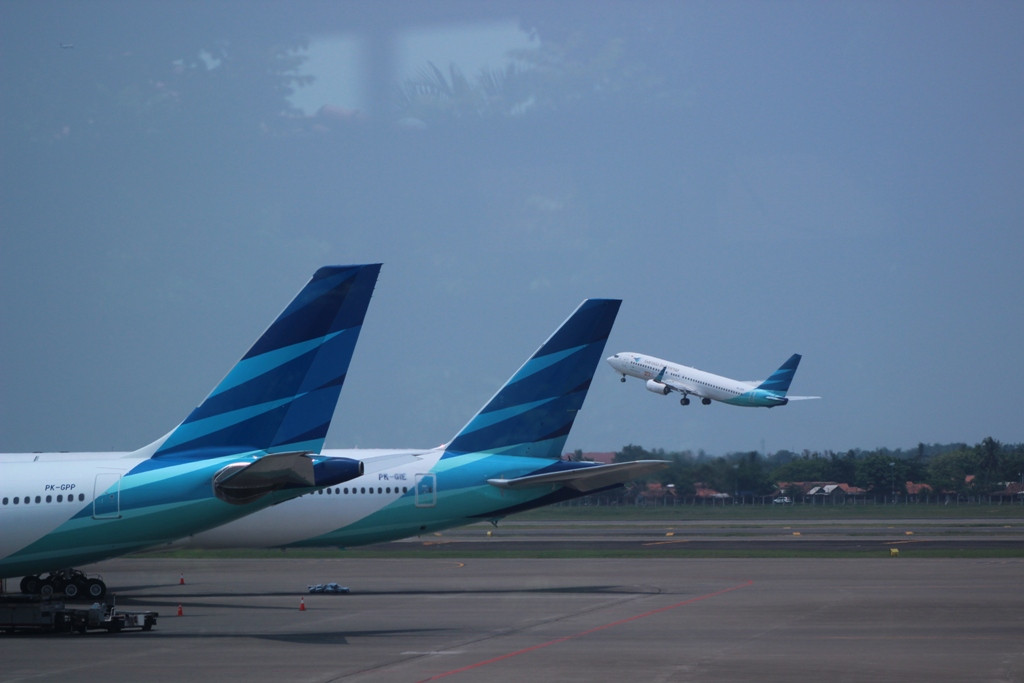 Pesawat Garuda Indonesia saat mengundara dan parkir di Bandara Soekarno-Hatta, Tangerang, Banten. MI/Amiruddin Abdullah Reubee