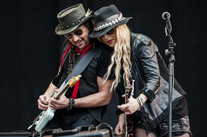 Pasangan Gitaris Richie Sambora dan Orianthi Tampil Sepanggung