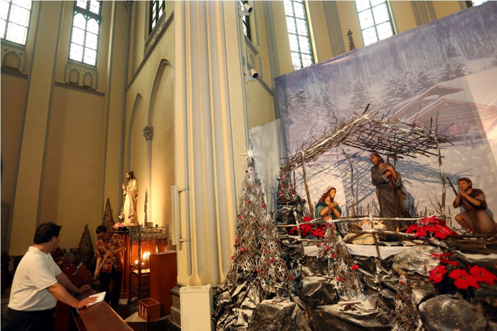 : Panitia menghias beragam pernak-pernik natal di Gereja Katedral, Jakarta Pusat, Selasa (23/12/2014). MI/Ramdani