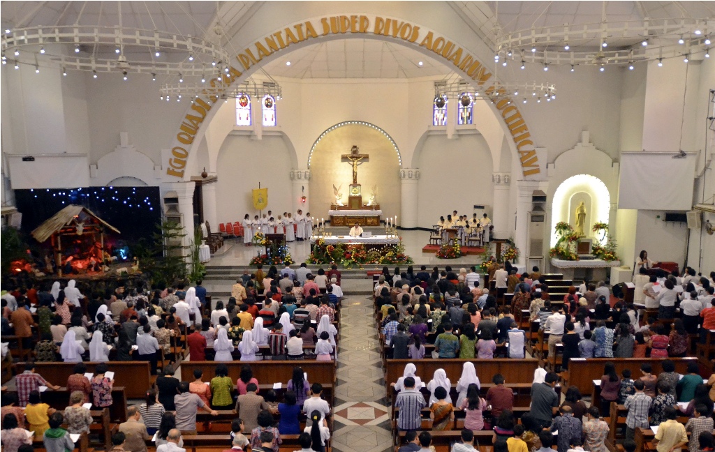 Ribuan umat Katolik mengikuti Misa Natal di Gereja Katedral Santa Perawan Maria Ratu Rosario Suci, Semarang, Jawa Tengah, Kamis (25/12/2014). ANT/R Rekotomo