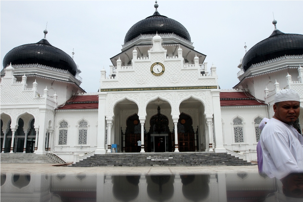 Masjid Baiturrahman Banda Aceh menjadi saksi bisu terjangan dahsyat tsunami 10 tahun lalu. Kamis (25/12/2014) malam, Masjid Baiturrahman menjadi tempat Aceh Berzikir mengenang 10 tahun tsunami Aceh. ANT/Irwansyah Putra