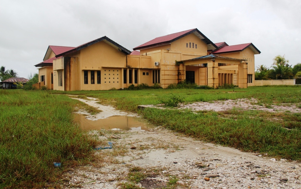 Gedung pendopo Bupati Aceh Singkil di Desa Pulo Sarok, Kecamatan Singkil, Kabupaten Aceh Singkil, Aceh, terbengkalai dan tidak ditempati, Rabu (25/12/2014). MI/Amiruddin Abdullah Reubee