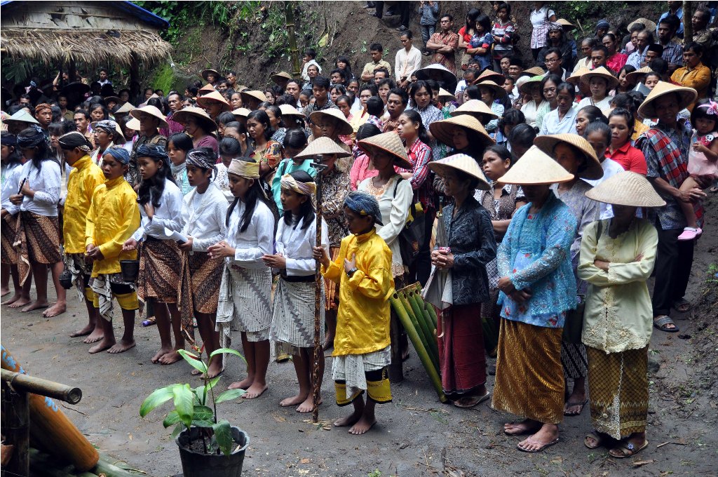 Umat Katolik mengikuti prosesi pemberkatan mata air saat dilaksanakan perayaan Natal Petani Merapi di kawasan lereng Gunung Merapi Desa Ngargomulyo, Dukun, Magelang, Jateng, Rabu (25/12/2013). ANT/Anis Efizudin