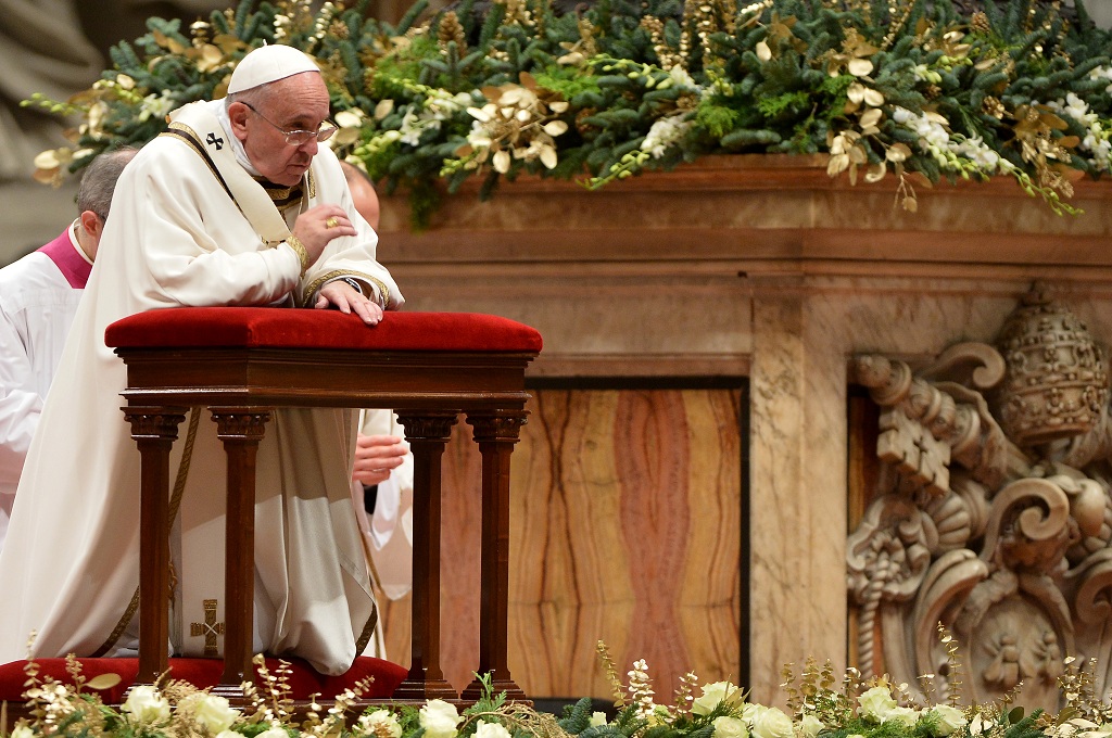 Paus Fransiskus memimpin Misa Malam Natal di St Peters Basilica, Vatikan, Italia, Rabu (24/12/2014) - AFP / ALBERTO PIZZOLI