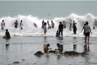 Tiga Pelajar Kuningan Terseret Ombak Pantai Pangandaran 