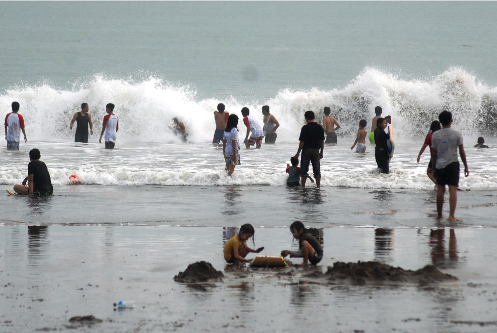 Wisatawan Pantai Pangandaran memadati bibir pantai, di Pantai Barat Pangandaran, Jawa Barat, Minggu (15/6/2014). ANT/Adeng Bustomi