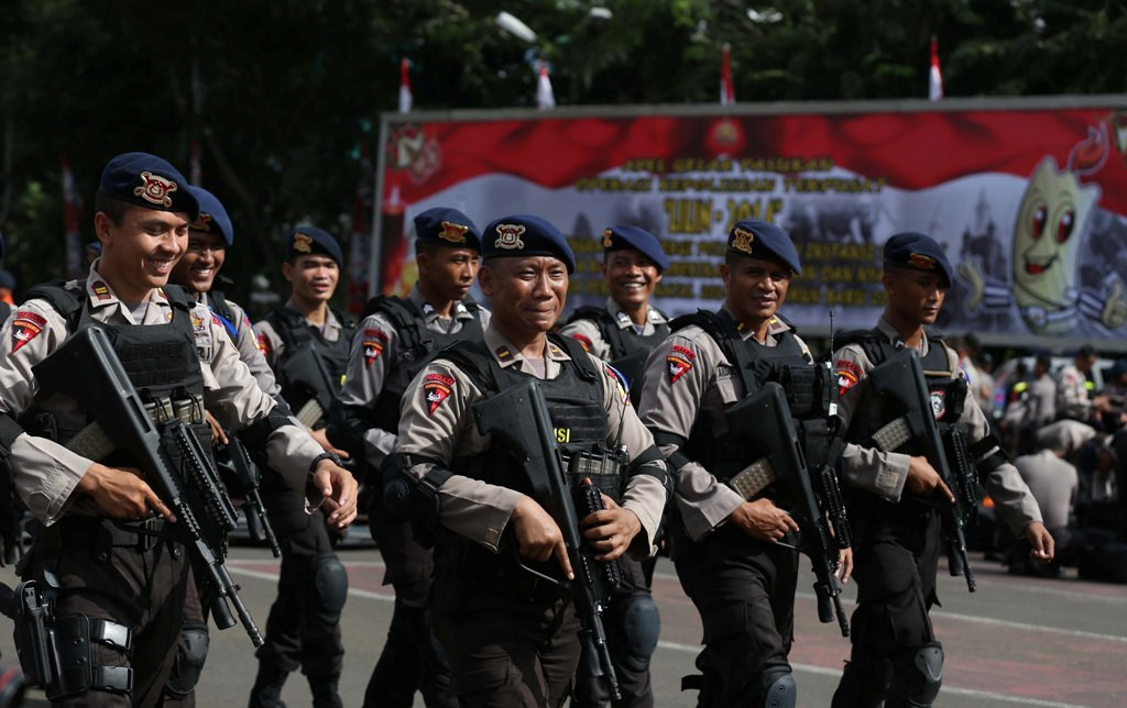 Personel kepolisian mengikuti Apel Operasi Lilin 2014 di lapangan Polda Metro Jaya, Jakarta, Selasa (23/12/2014).MI/Ramdani). 