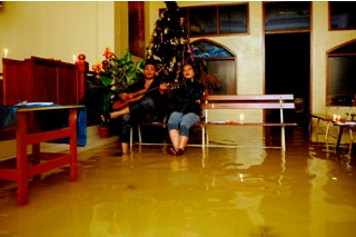 Khidmat Misa Natal dalam Rendaman Banjir Bandung