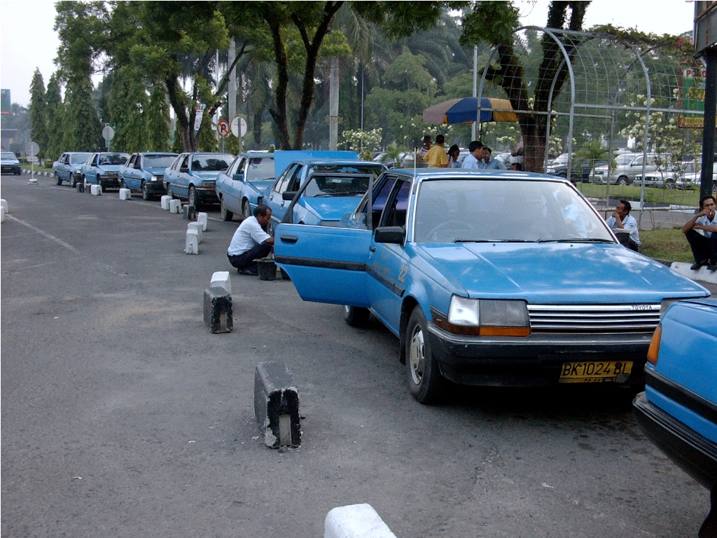 Sejumlah sopir taksi memarkirkan kendaraan mereka antre menunggu penumpang.MI/dok