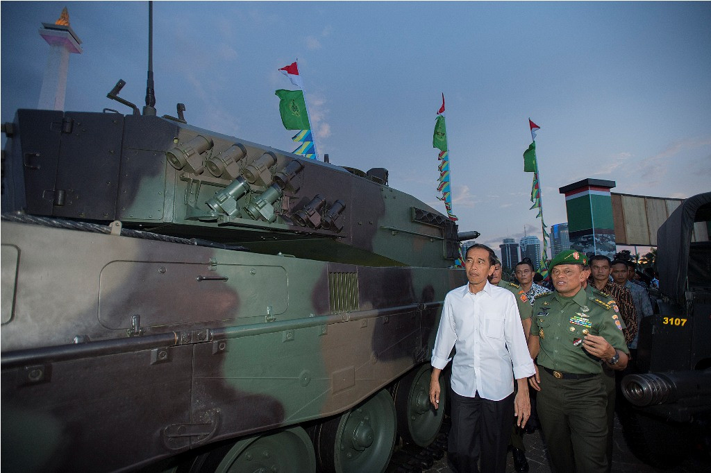 Presiden Joko Widodo (kiri) didampingi KSAD Jenderal TNI Gatot Nurmantyo (kanan) berjalan menuju tank Leopard yang ditampilkan di Pameran Alutsista TNI AD, kawasan Silang Monas, Jakarta, Rabu (17/12/2014). ANT/Widodo S Jusuf