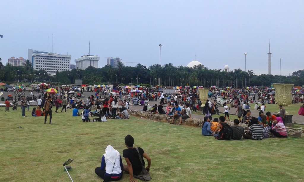 Warga beristirahat di taman Monas, Kamis (25/12/2014).MTVN/Hardiat Dani Satria