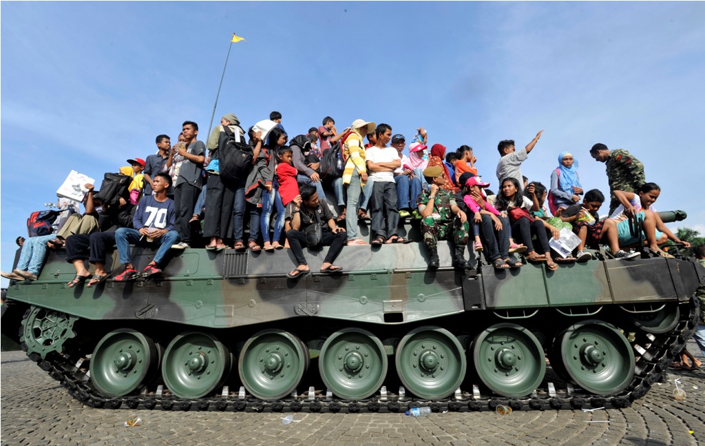 Pengunjung memenuhi kendaraan tempur pada Pameran Alutsista TNI Angkatan Darat di Kompleks Monas, Jakarta Pusat, Minggu (14/12/2014). ANT/Andika Wahyu