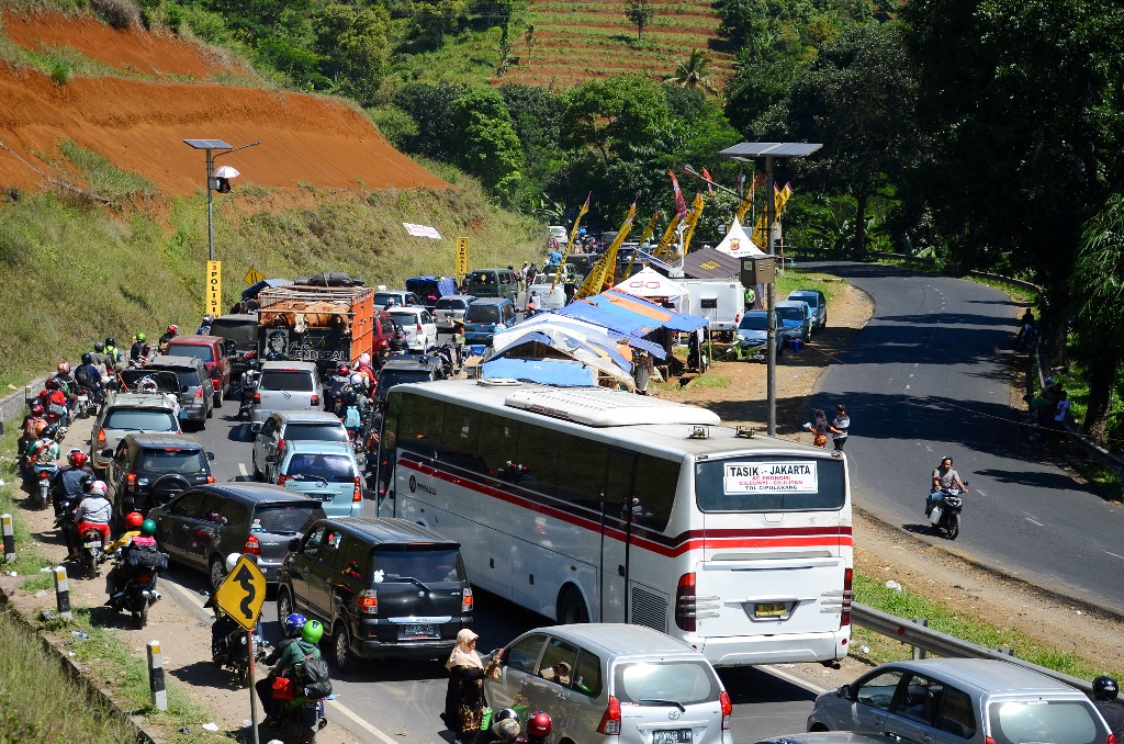 Antrean kendaraan memadati ruas Jalan Lingkar Gentong, Tasikmalaya Jawa Barat, Senin (4/8/2014). ANT/Adeng Bustomi
