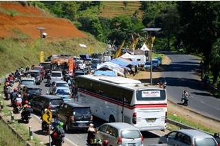  Lingkar Gentong Menuju Bandung Macet, Arah Tasikmalaya Ramai