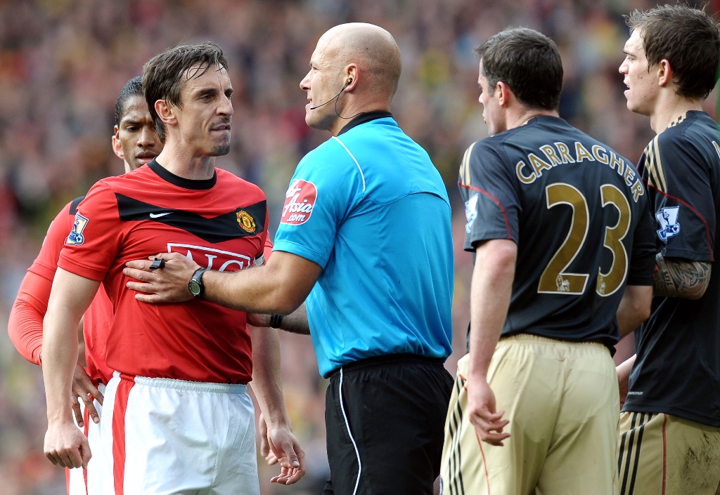 Gary Neville (kiri) masuk dalam skuat impian Jamie Carragher (PAUL ELLIS / AFP)