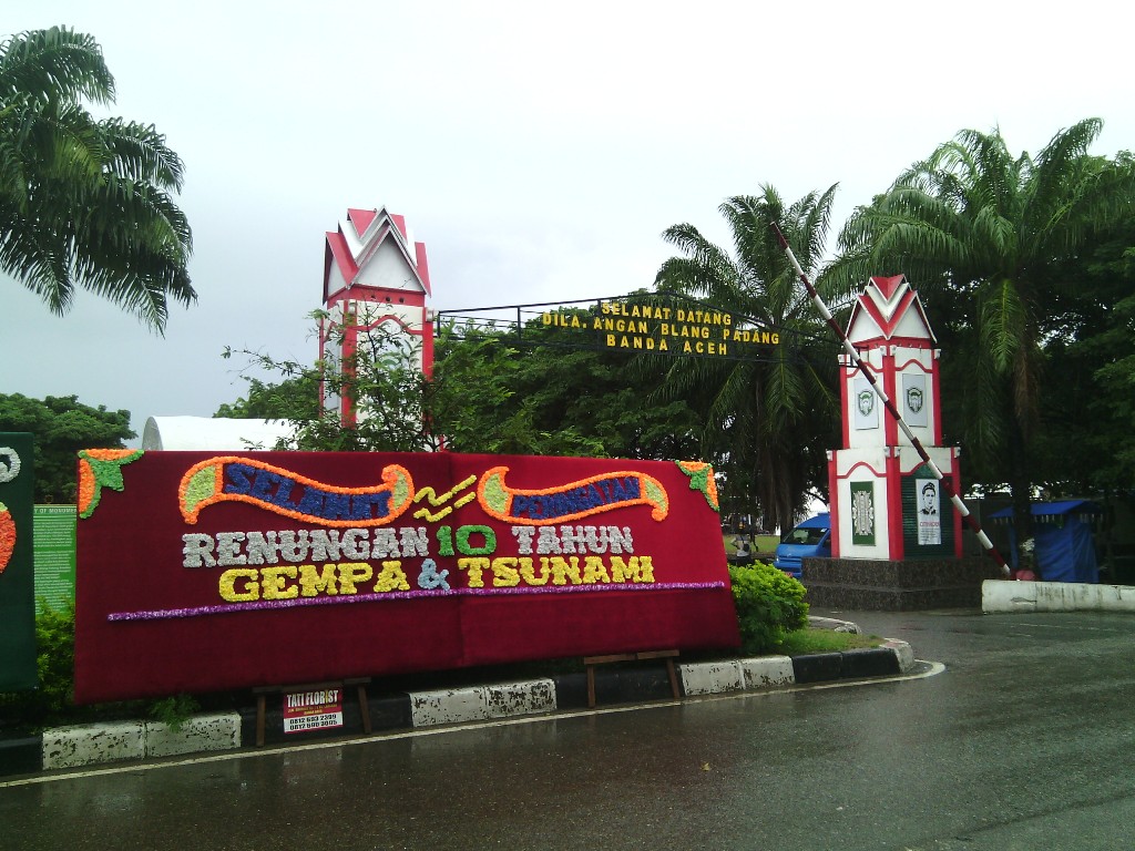 Beberapa atribut Peringatan 10 Tahun Tsunami Aceh di  Lapangan Blang Padang, Banda Aceh -- Metrotvnews.com/M rodhi Aulia