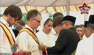 Selempang dan Piagam Meukuta Alam untuk 35 Negara Pendonor