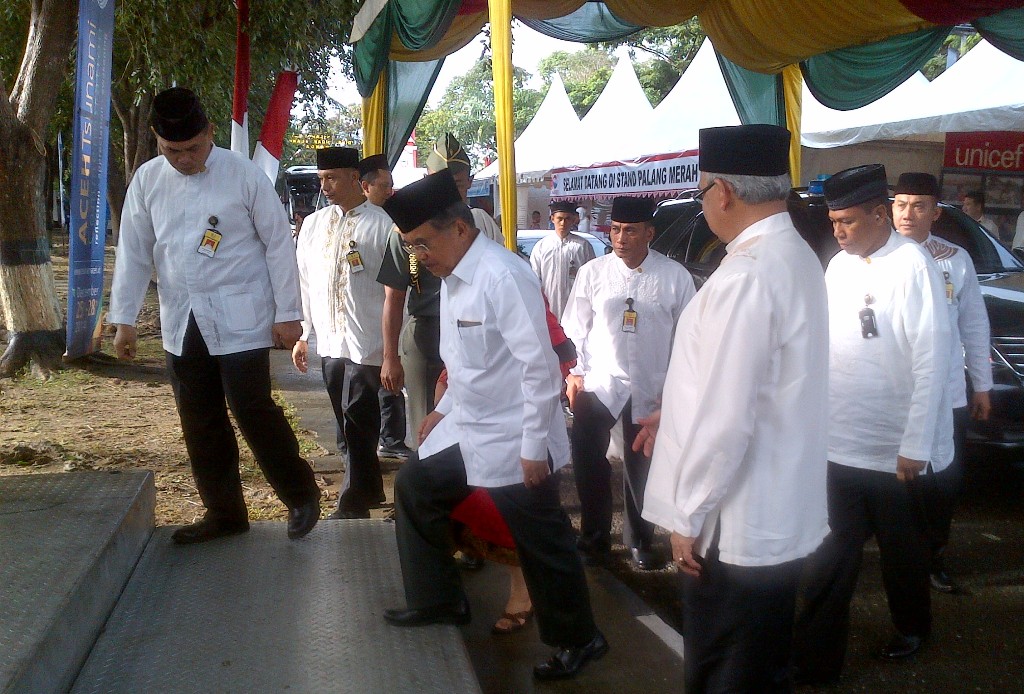 Jusuf Kalla tiba di Lapangan Blang Padang, Banda Aceh, Jumat (26/12/2014), menghadiri peringatan 10 tahun gempa dan tsunami Aceh. Metro TV