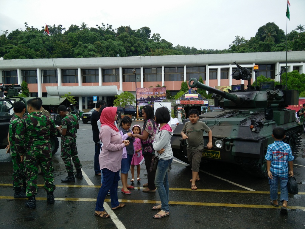 Warga memadati Kantor Gubernur Papua untuk melihat alat utama sistem pertahanan (alutsista) yang dipamerkan sebelum acara Natal Nasional 2014 berlangsung Sabtu (27/12/2014). MI/Marcelinus Kelen