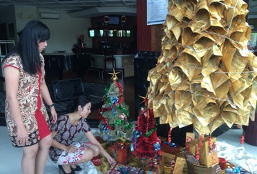 Pohon Natal dari 6 Kg Koran Bekas Semarakkan Hotel di Semarang