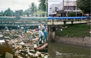 <i>Ibana</i> Gulung Daratan, 100 Kerabat Nurlinda Hilang  