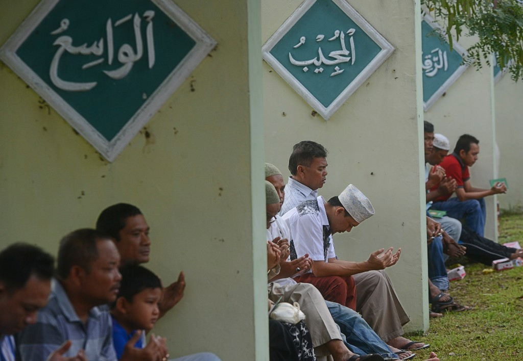 Warga mengikuti acara renungan dan doa bersama di pemakaman massal korban tsunami Ule Lheu, Banda Aceh, untuk memperingati 10 tahun tsunami Aceh Jumat (26/12/2014)--Antara/Fanny Octavianus