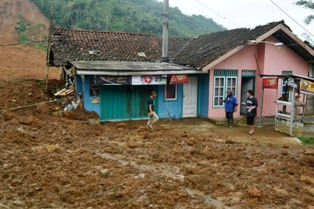 Kemensos Beri Dana Isi Hunian Korban Longsor di Banjarnegara