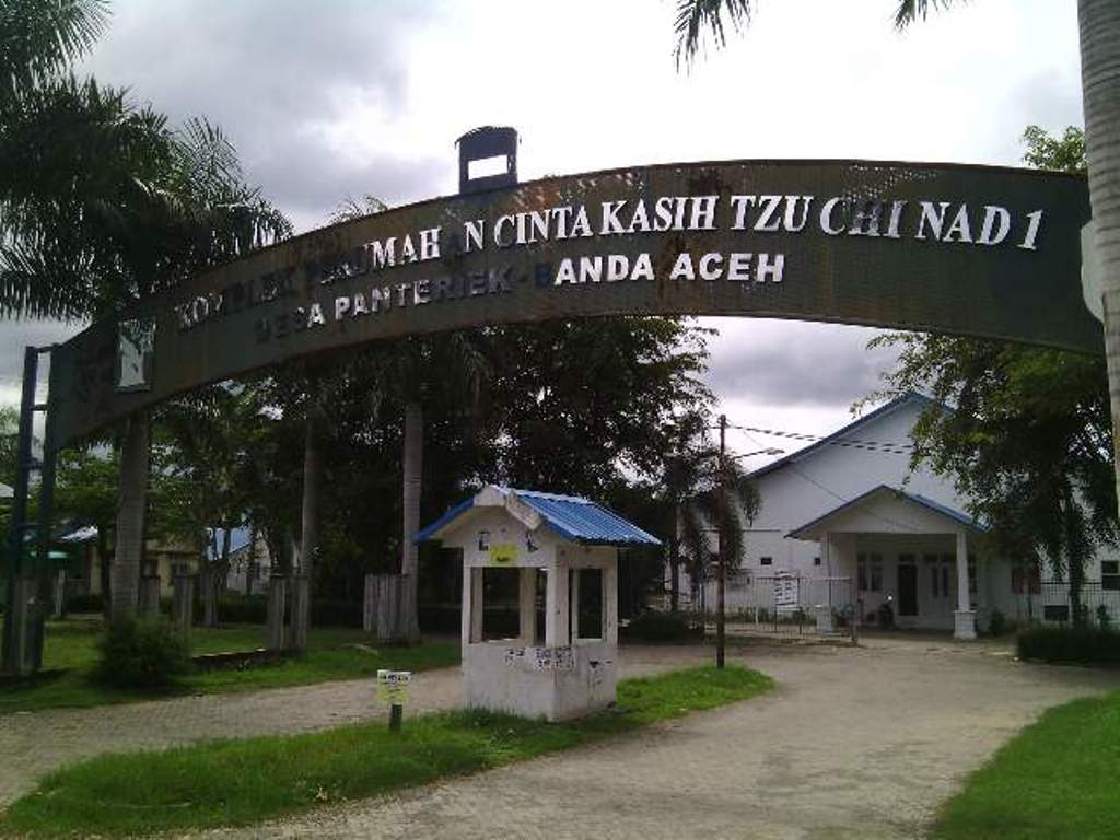 Gerbang kompleks Perumahan Cinta Kasih Tzu Chi NAD 1, Desa Panteriek, Banda Aceh. Komplek ini dibangun khusus untuk korban tsunami Aceh--Metrotvnews.com/M Rodhi Aulia 