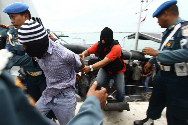 TNI AL Tangkap Perompak dan Amankan Paket Narkoba 