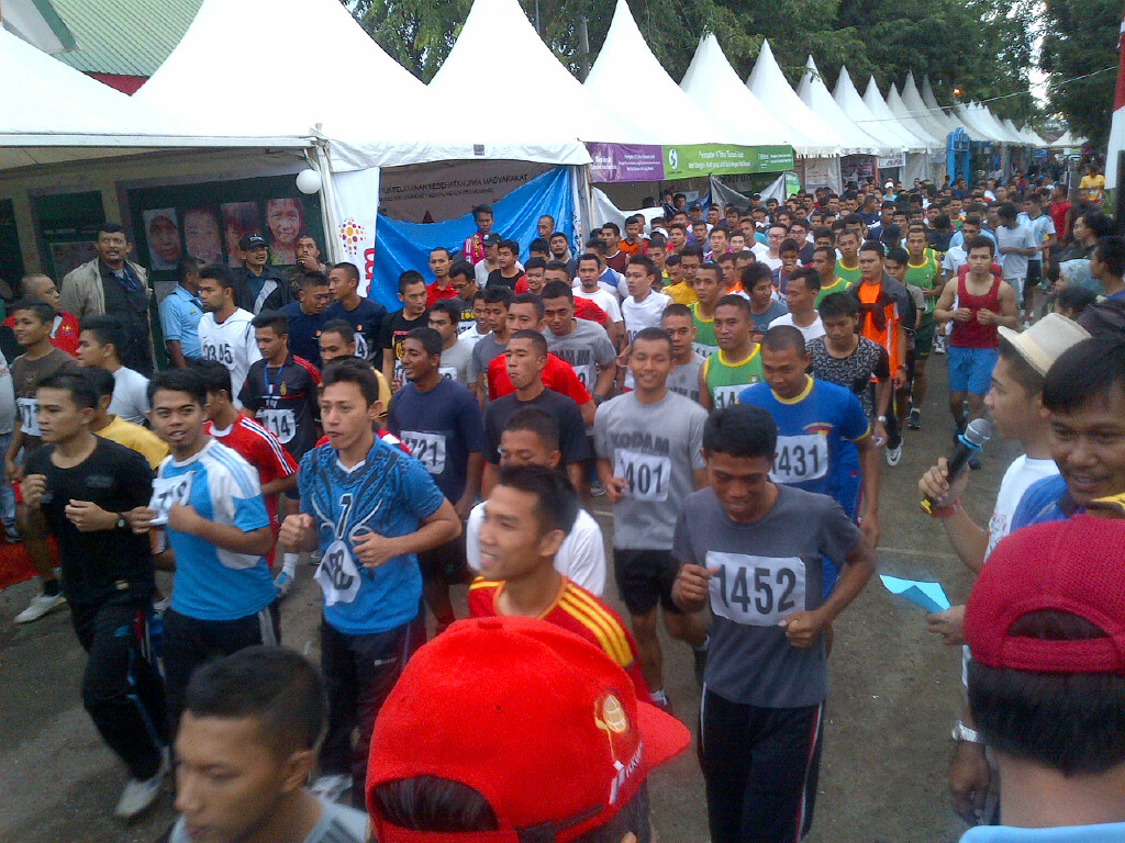 Ribuan warga Aceh mengikuti lomba lari maraton dalam peringatan 10 tahun tragedi tsunami di Kota Banda Aceh, Minggu (28/12/2014). MTVN/M Rodhi Aulia