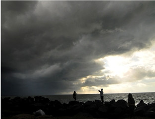 Pencarian AirAsia di Perairan Belitung Timur Terhambat Hujan dan Awan Hitam