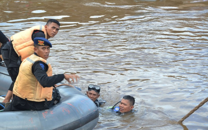 13 Penyelam Terbaik Polda Babel Cari AirAsia
