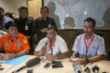 CEO AirAsia Serahkan Pencarian Kepada Tim SAR 