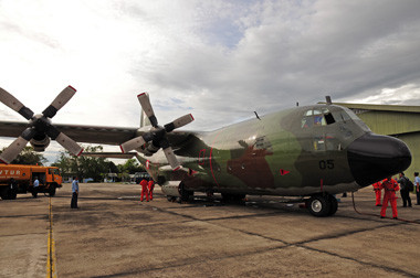 Selama Tujuh Jam Dua Pesawat TNI AL Cari AirAsia QZ8501  