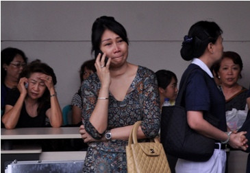  Sejak Pagi, Keluarga Penumpang QZ8501 Sudah Datangi Crisis Centre