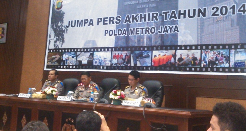Kapolda Metro Jaya Irjen Unggung Cahyono (tengah) dalam Jumpa Pers Akhir Tahun 2014 di Mapolda Metro Jaya, Senin (29/12/2014).MTVN/Deny Irwanto