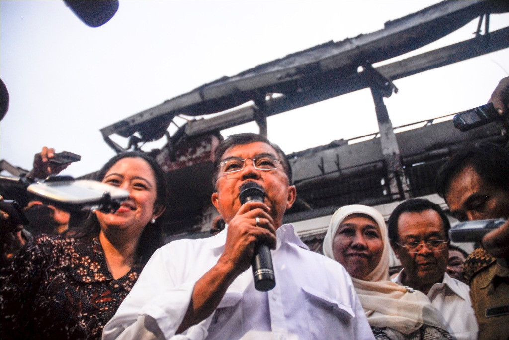 Wakil Presiden RI Jusuf Kalla (tengah) meninjau ke lokasi kebakaran Pasar Klewer, Solo, Jateng, Senin (29/12/2014). ANT/Andika Betha
