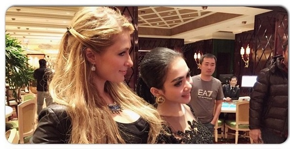 Foto Syahrini Bersama Paris Hilton Diragukan Netizen