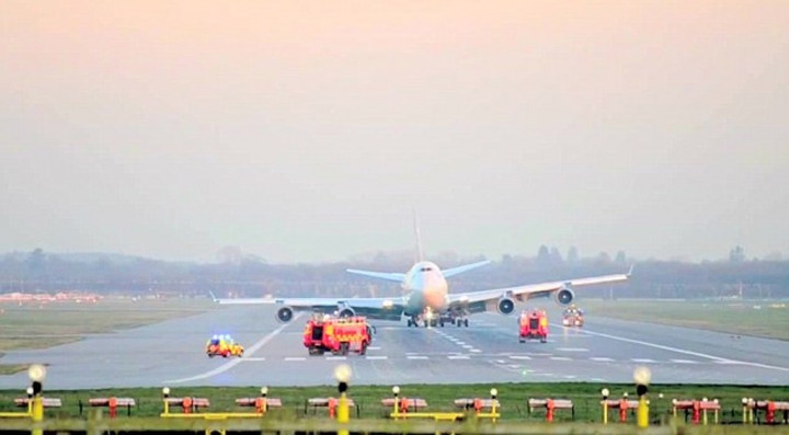 Tenang Daratkan Pesawat Rusak, Pilot Virgin Dipuji