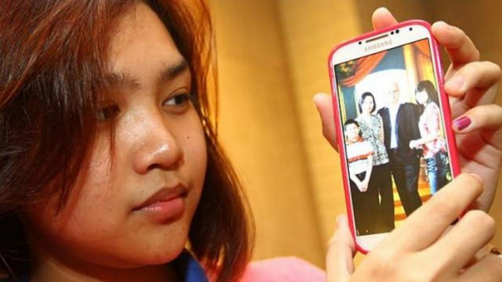 Simpati Putri Pramugara MH370 untuk Keluarga Pilot AirAsia